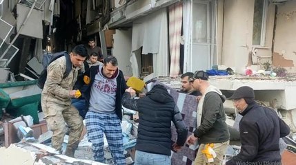 Antakya'da 3 kişi enkazdan sağ çıkarıldı