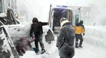 Ordu'da hastalanan kadın, karla kaplı yolda kepçe ile ambulansa taşındı