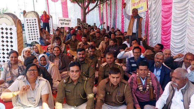 कार्य बहिष्कार कर धरने पर बैठे वनकर्मी