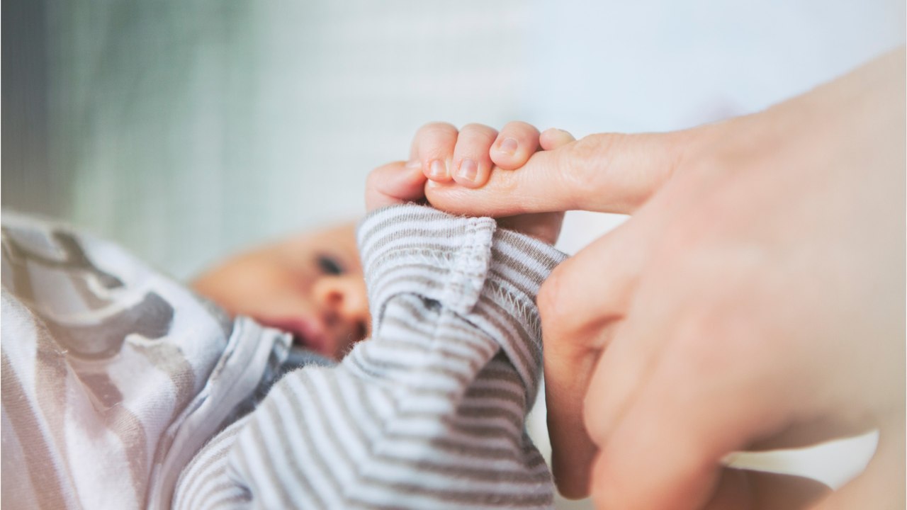 Ce couple fait appel à une mère porteuse, mais refuse de reconnaître le bébé en le découvrant
