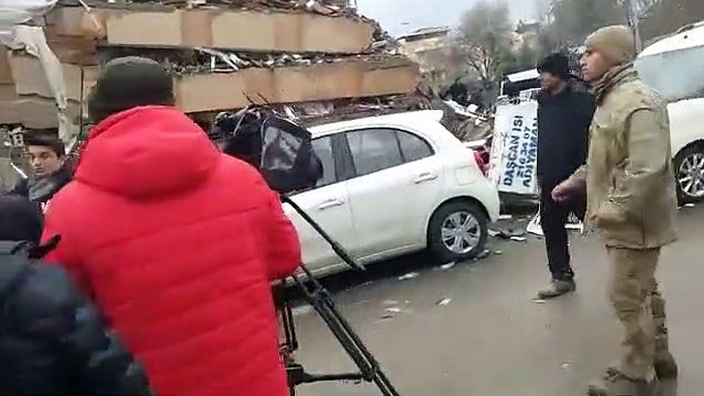 Çekim yapmak için AFAD ekiplerini bekleyen TRT muhabirine vatandaşlardan tepki