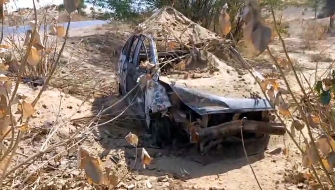 चलती कार बनी आग का गोला, कार में सवार लोगों ने कूदकर बचाई जान,  देखें वीडियो