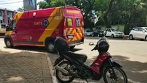Mulher de 57 anos sofre queda de moto na Rua Mato Grosso e precisa ser socorrida