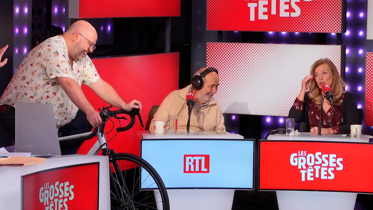 Yoann Riou fait du vélo dans le studio des Grosses Têtes Vidéo