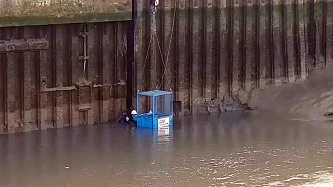 Divers in the River Hull surveying dockyard gates