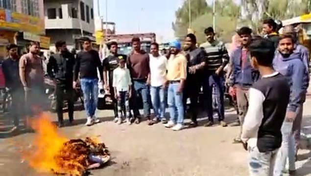 नाला जाम से मोहल्लावासी आक्रोशित, सड़क पर लगाया जाम