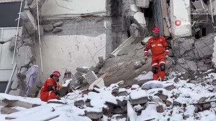 Video herunterladen: Mehmetçik, enkazda arama-kurtarma çalışmalarına aralıksız devam ediyor