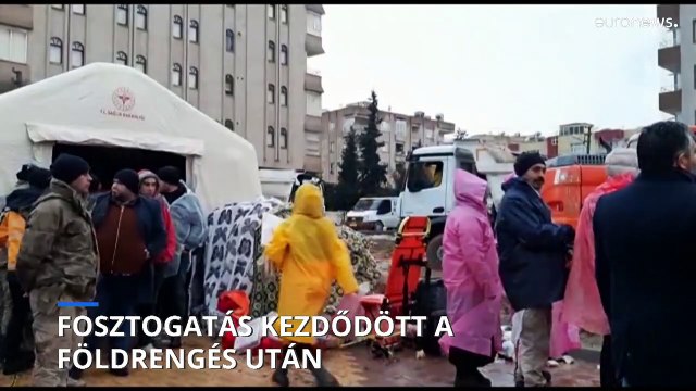A segítségnyújtás és a fosztogatás egyszerre zajlik a földrengés után