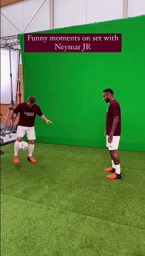 Quand Neymar s'essaie au foot freestyle