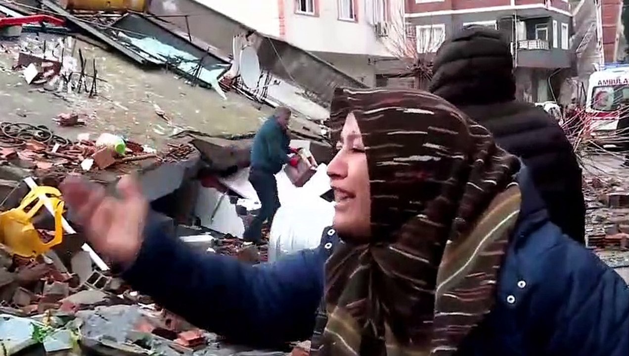 Ağlamaktan sesi kısılan anne geç gelen ekiplere isyan etti: Bugün bana kızımın ölüsünü verdiler, imdat istemiş, soğuktan ölmüş yavrum, niye gelmediniz hiç biriniz?"