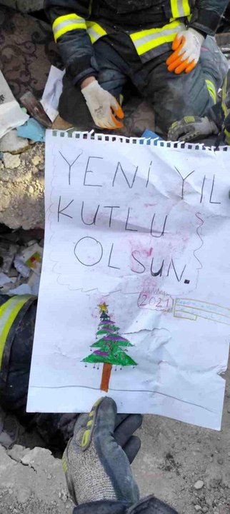 Enkazdan yürek burkan resim çıktı: "Yeni yıl kutlu olsun, depremsiz bir yıl diliyorum"