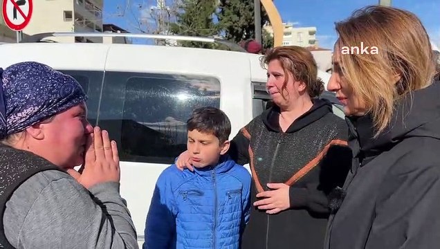 Yardım bekleyen depremzede gözyaşlarını tutamadı! Ekmek yok, su yok, çorba yok, hiçbir şey yok