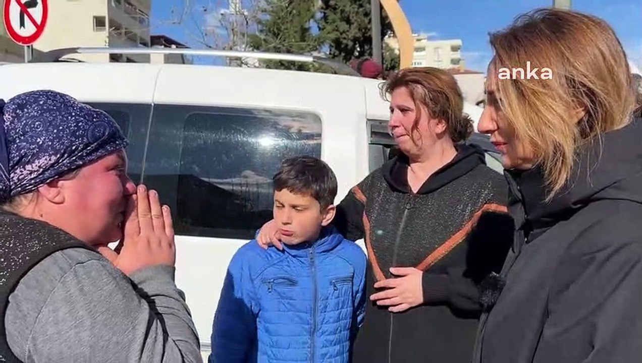 Yardım bekleyen depremzede gözyaşlarını tutamad...