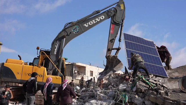 Una recién nacida con el cordón umbilical es hallada con vida en Siria entre los escombros