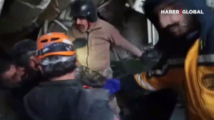 Mutluluk anı kameraya yansıdı... Depremzede enkazdan sağ çıktı, kendisini kurtaranları tek tek kucakladı