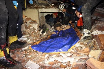 Depremde umudun sembolü haline gelen iki aylık bebeği üniversite ekipleri kurtardı