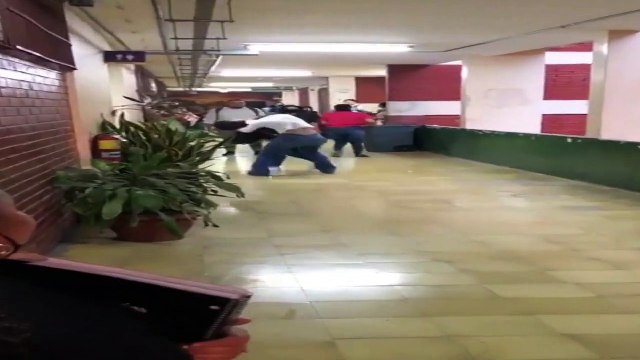Estudiantes se van a los golpes dentro de UNAH-VS