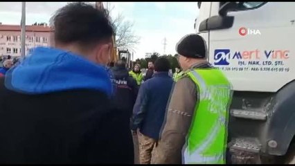 Bina boşluğuna düşen itfaiye eri yaralandı