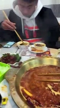 Ne jamais téléphoner à table... Punition bien drôle