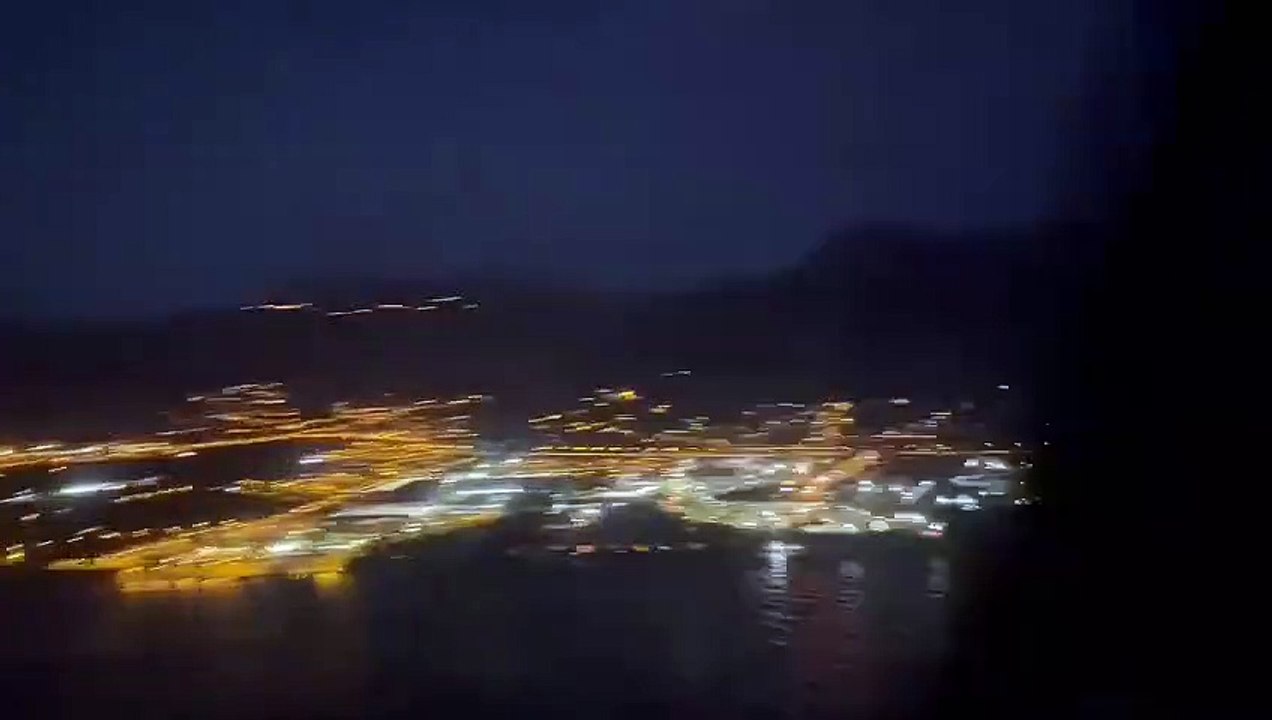 MSB, İskenderun Limanı'ndaki yangına havadan müdahale edildiğini bildirdi