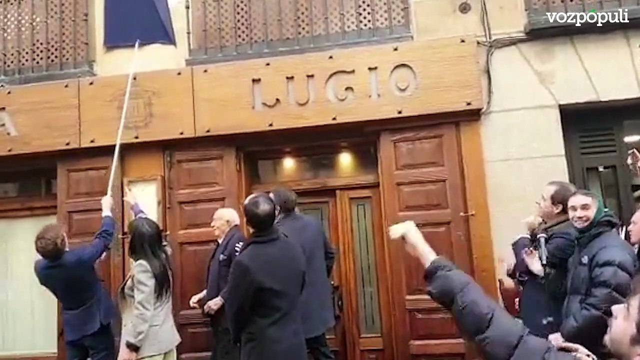 Almeida desata las risas con sus fallos al tratar de descubrir la placa de Casa Lucio