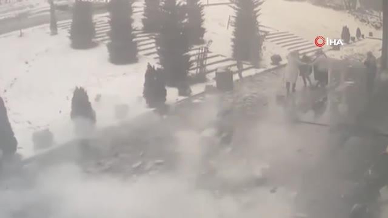 Ölüme ramak kala: Yıkılan minarenin altında kalmaktan son anda kurtuldular