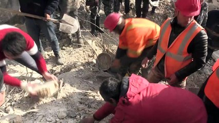 مدينة حلب المنكوبة تدفن موتاها وتصلي للعالقين تحت الأنقاض