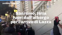 Sanremo, folla fuori dall'albergo per l'arrivo di Lazza