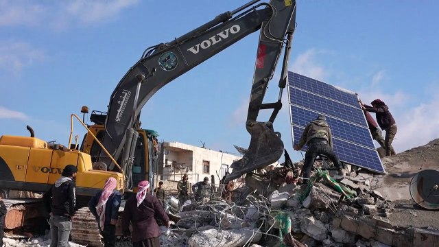 Recém-nascida é resgatada de escombros na Síria ainda com o cordão umbilical