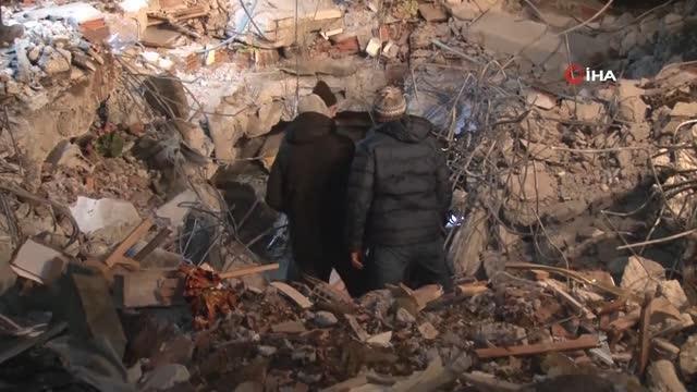 Kahramanmaraş'tan kahreden görüntü...Göktuğ bebeğin amcası son kez yüzünü açıp öptü