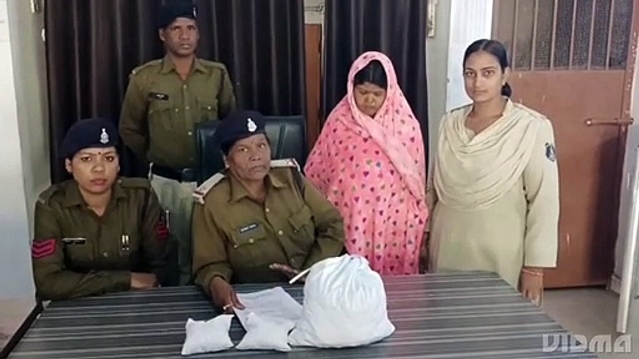 1 किलो 8 ग्राम गांजा लेकर महिला खोज रही थी ग्रा...