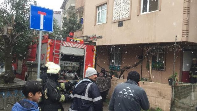 EVİNİ ATEŞE VERİP, 3'ÜNCÜ KATTAN ATLADI