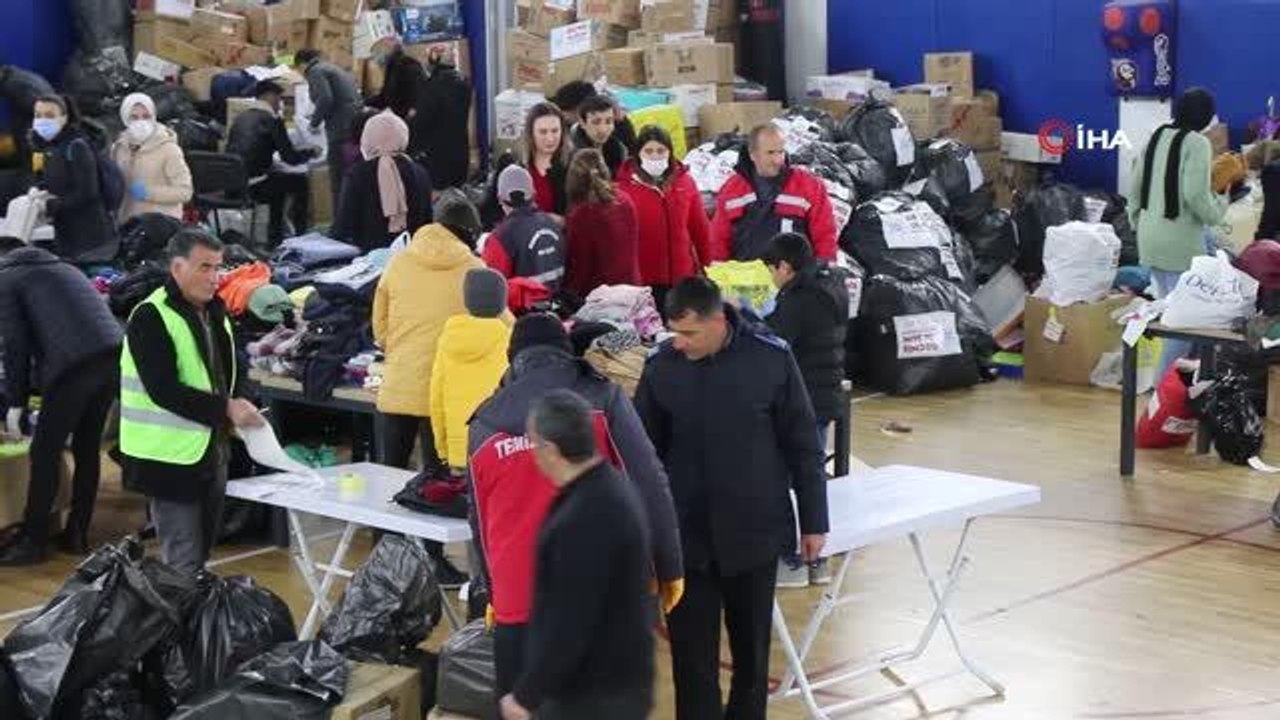 Edremit Belediyesi'nden deprem bölgesine 6 tır ihtiyaç malzemesi