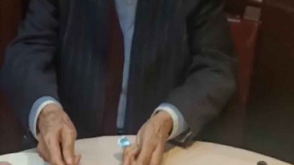 Lucio preparando sus huevos rotos.