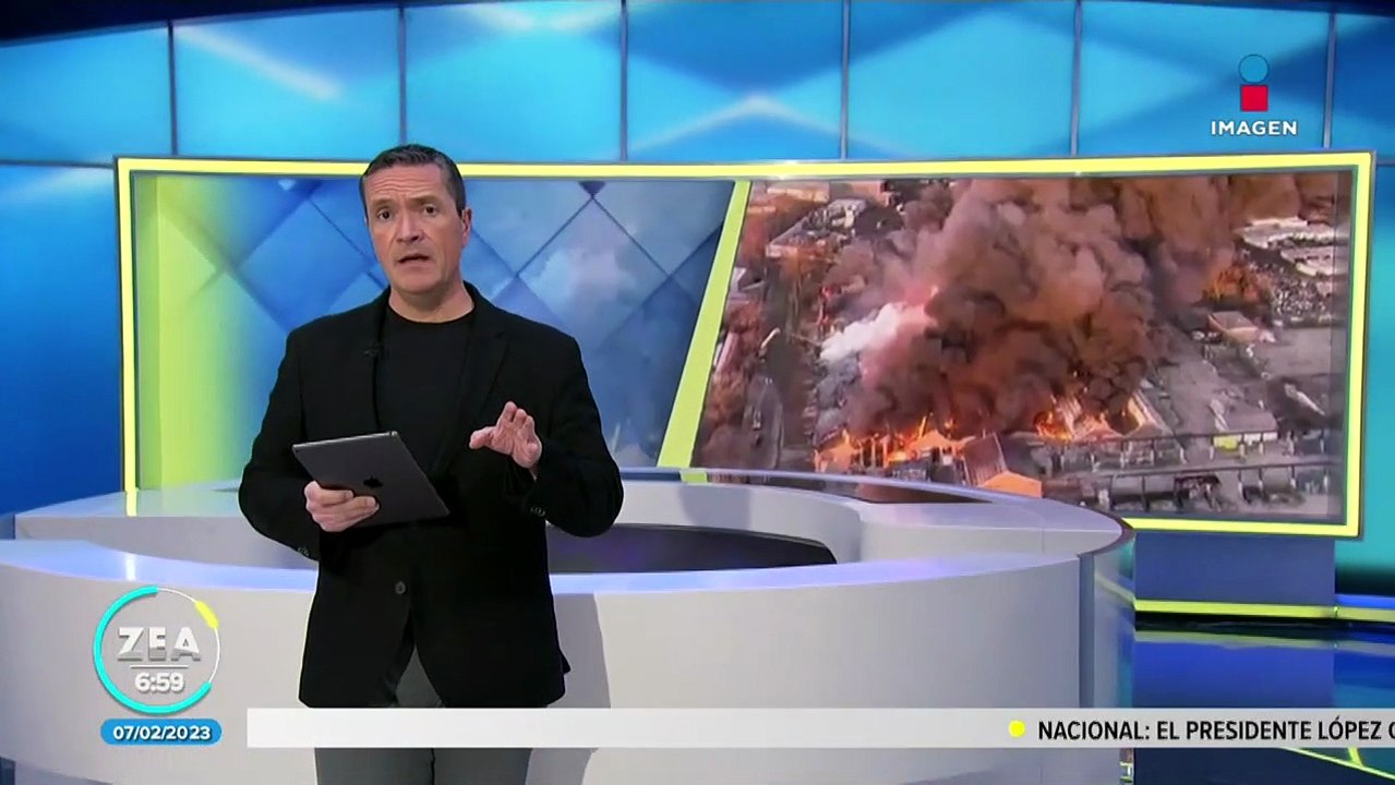 Incendio en fábrica en Chicago provoca enorme columna de humo