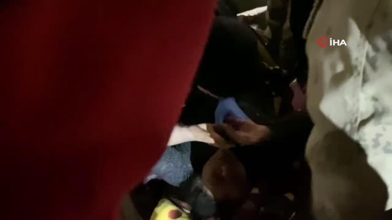 Hatay'da 42 saat sonra enkazdan kurtarılan Fatma teyze: "Hepinizi çok seviyorum"