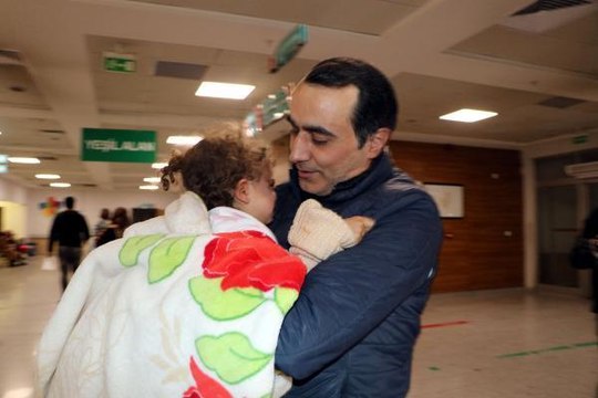 24 SAAT SONRA ENKAZ ALTINDAN ÇIKARILAN DOKTOR ANNE VE BEBEĞİ, TEDAVİ İÇİN VAN'A GETİRİLDİ