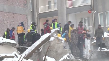 Enkazın altında bulunan duvar saati 04.17'de durmuş