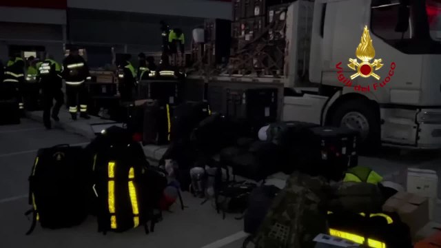 Terremoto in Turchia, vigili del fuoco montano campo base vicino Antiochia