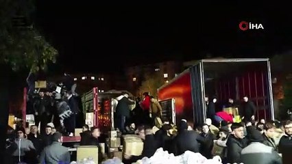 Yüzlerce gönüllü yardım malzemelerini taşımak için insan zinciri oluşturdu