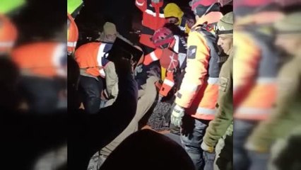 Malatya'da 42 saat sonra enkaz altından yaşlı çift çıkartıldı