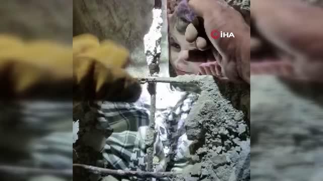 Enkaz altındaki bebeği elleriyle su verdiler...Deprem enkazından 44 saat sonra gelen kurtuluş