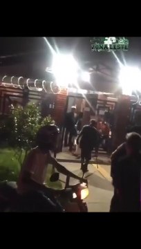 ATUALIZADA | Integrantes de uma torcida organizada invandiram o Colégio Estadual Victor Civita, em Goiânia, e agrediram alunos. A confusão generalizada aconteceu na noite desta segunda-feira (6), quando a unidade de ensino estava com o portão aberto no ho