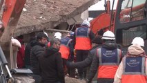 Gaziantep'te 34 saat sonra enkaz altından 2 kız kardeş sağ çıkarıldı
