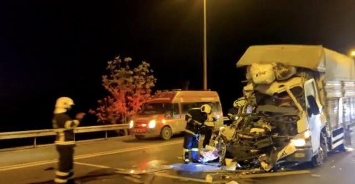 Yardım malzemesi taşıyan kamyonet, yardım malzemesi taşıyan tıra çarptı