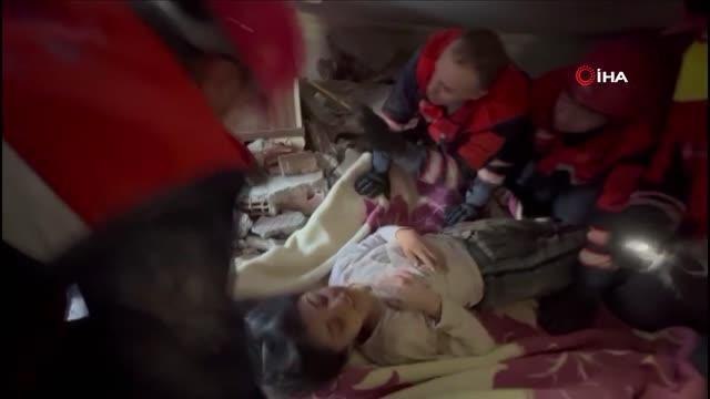 Enkaz altında kalan kız kurtarıldı, Babam ameliyattan çıktı, kesin ölmüştür o da diyerek gözyaşlarına boğuldu