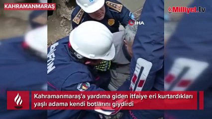 Enkazdan kurtardığı yaşlı adama kendi botlarını giydirdi... 'Sen ne yapacaksın?'
