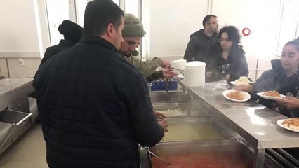 MSB: "Mehmetçiklerimiz, deprem noktalarında vatandaşlarımıza sıcak yemek ikram ederek destek sağlamaya çalışıyor"