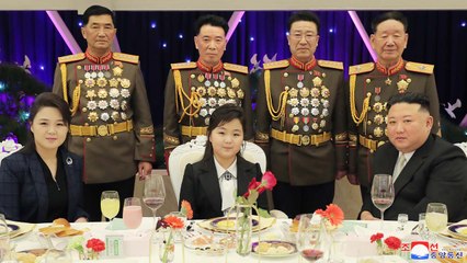 김정은, '건군절' 기념해 딸 김주애와 인민군 숙소 방문 / YTN