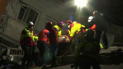 إنقاذ سيدة كانت عالقة تحت الركام في تركيا